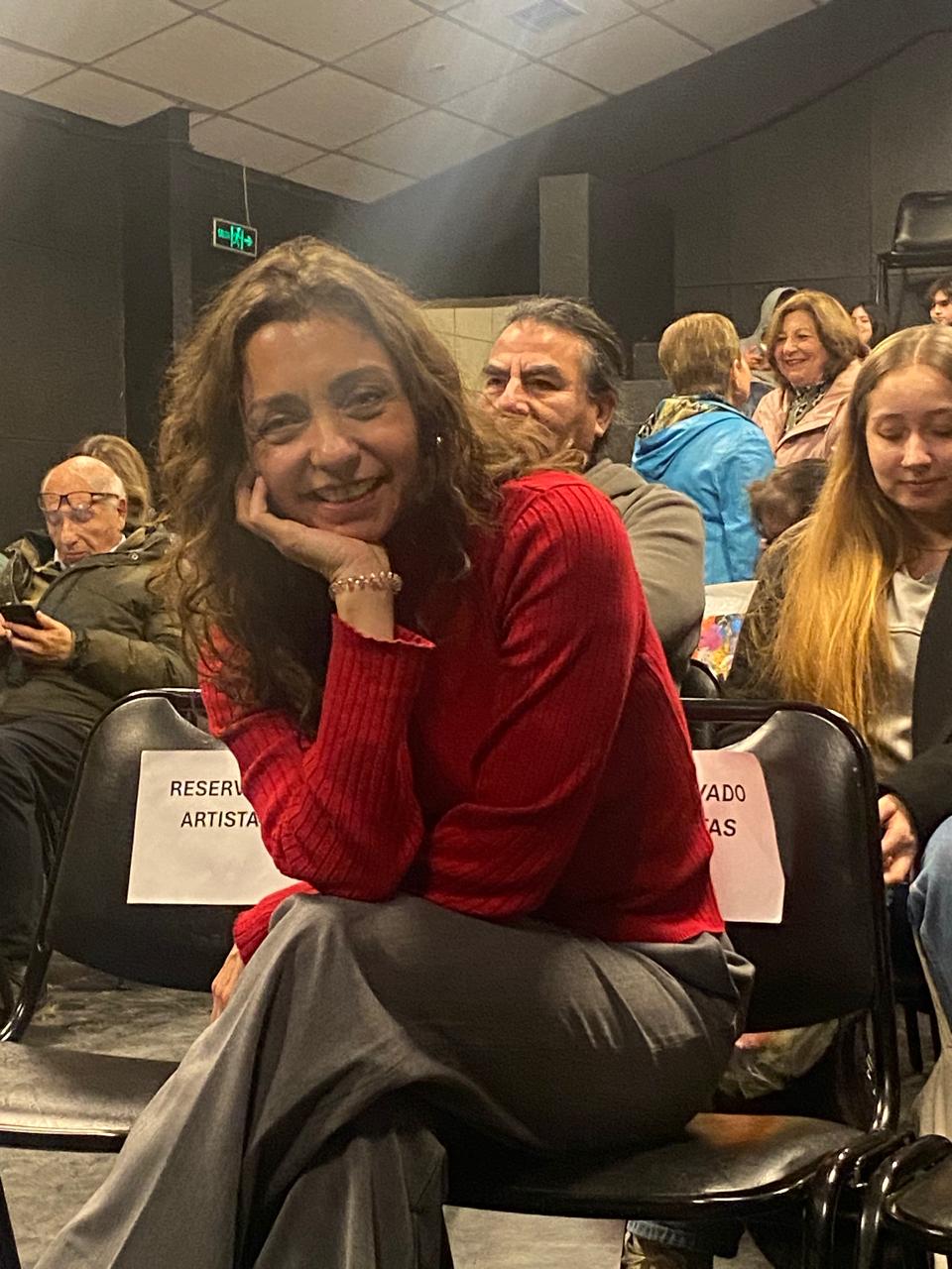 Cecilia María Aguirre sonriendo sentada entre el público antes de la función