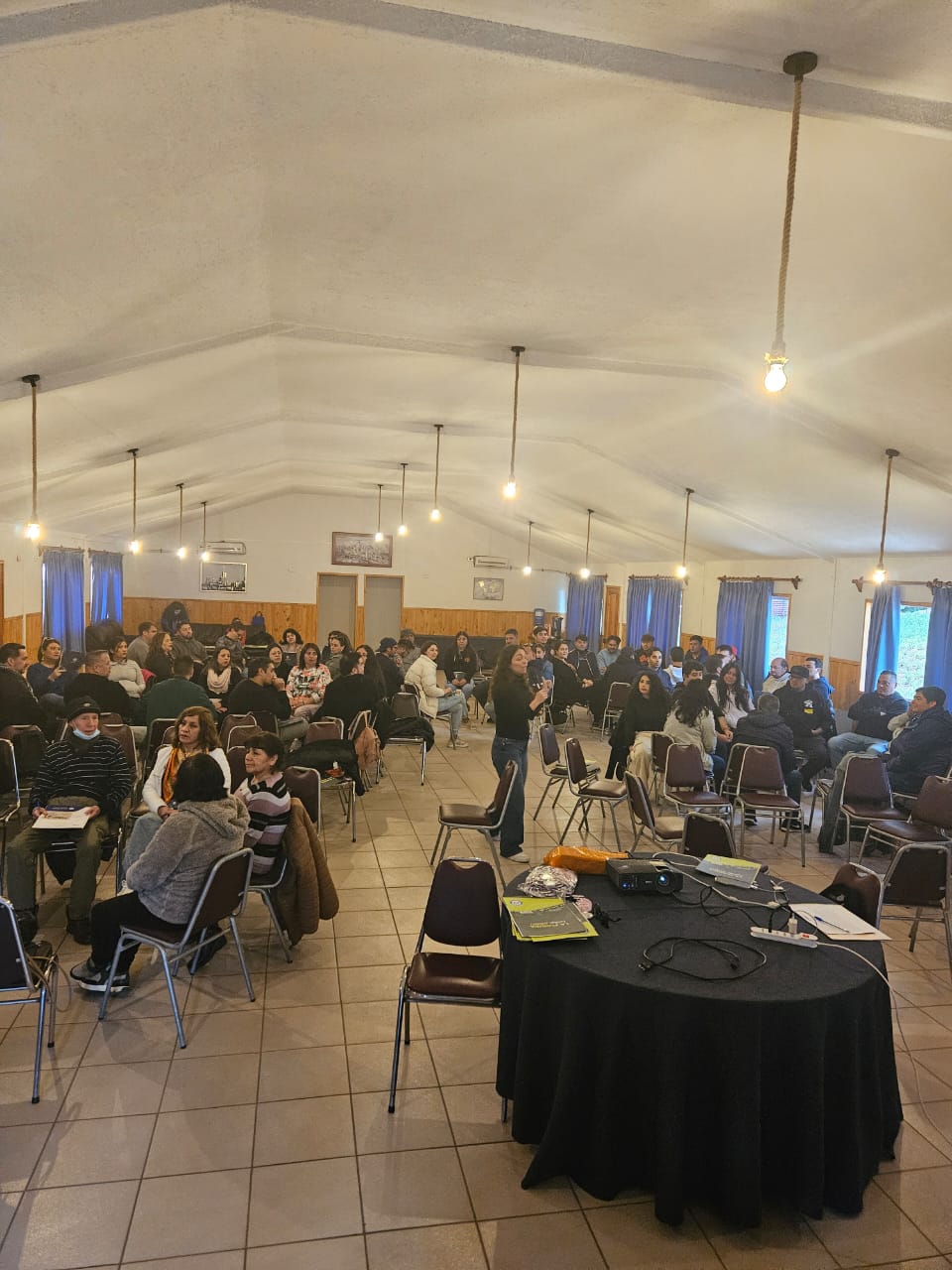 Jornada con un equipo numeroso sentado en círculo durante una capacitación