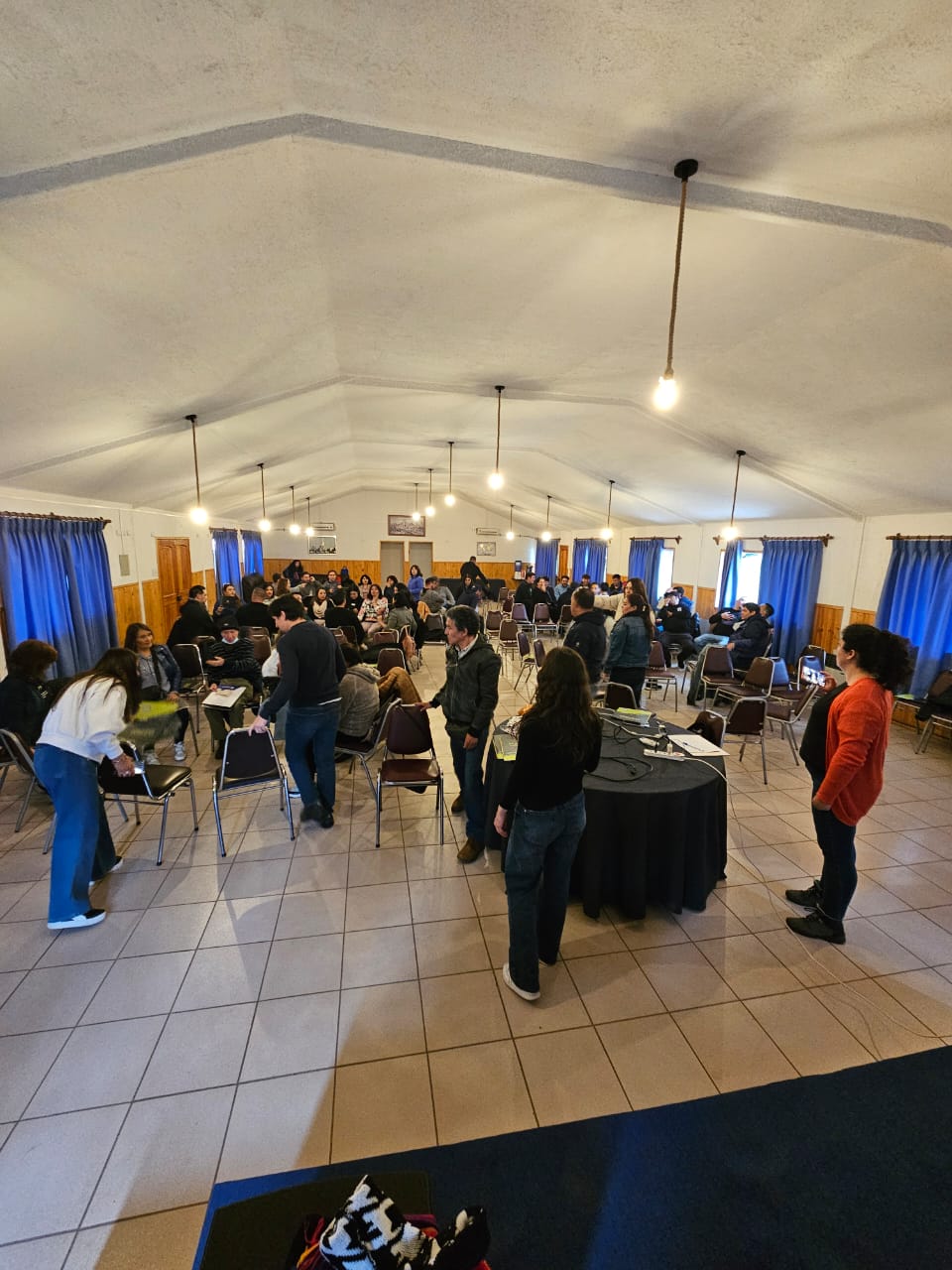 Participantes de pie desplazándose por la sala durante una dinámica en movimiento