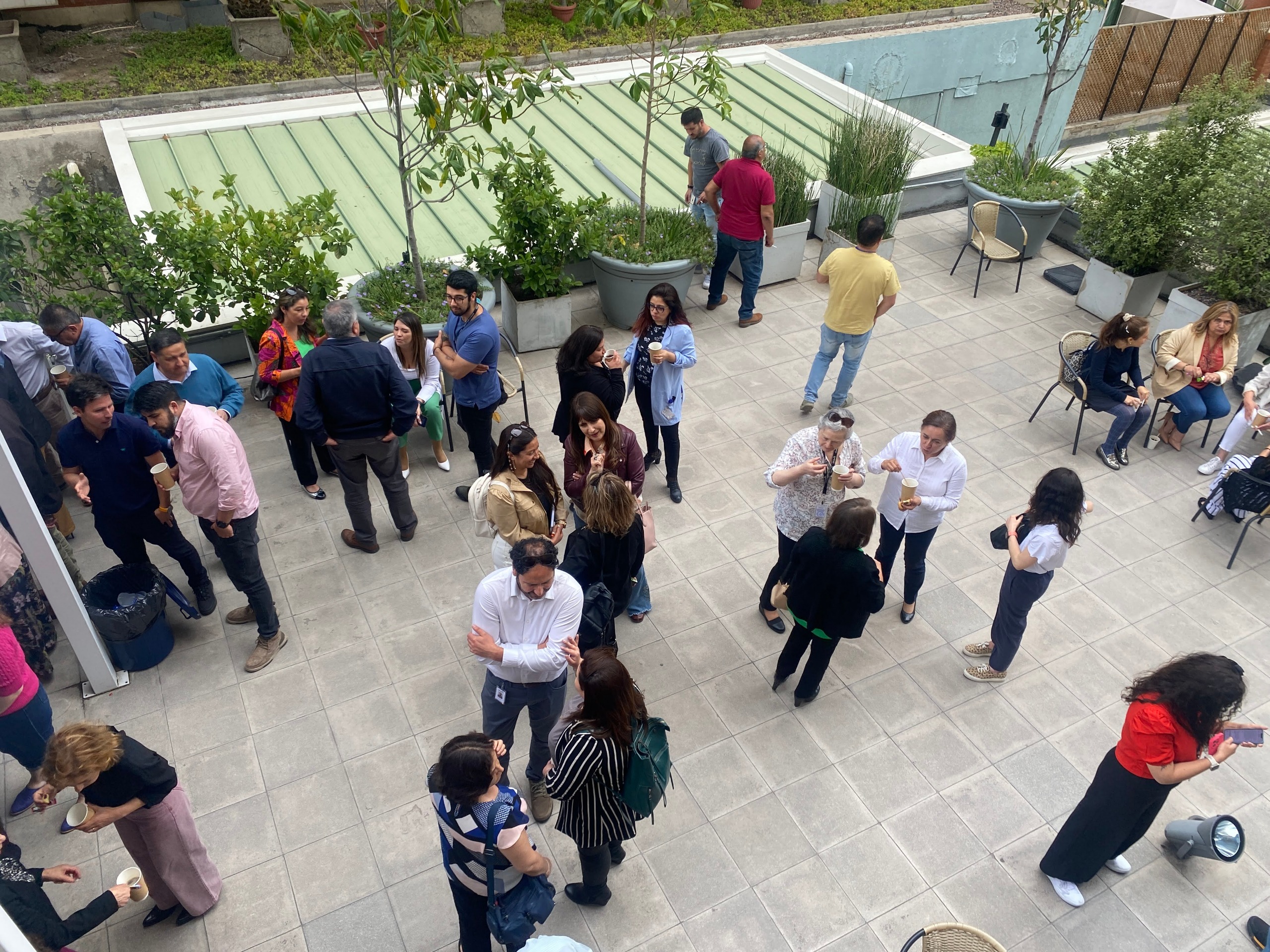 Participantes conversando en una terraza durante la pausa de café de la jornada