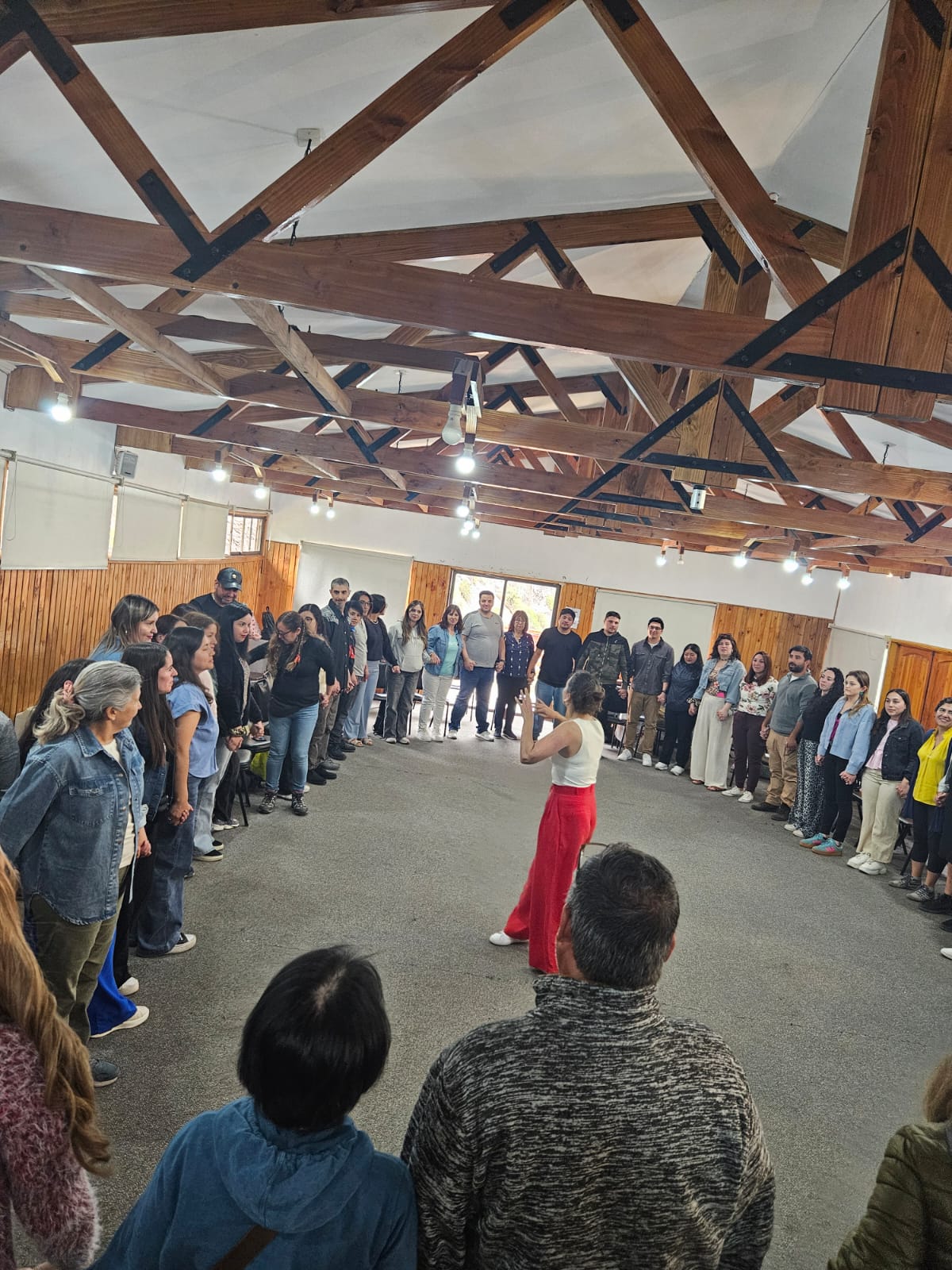 Equipo completo de pie formando un círculo durante un taller